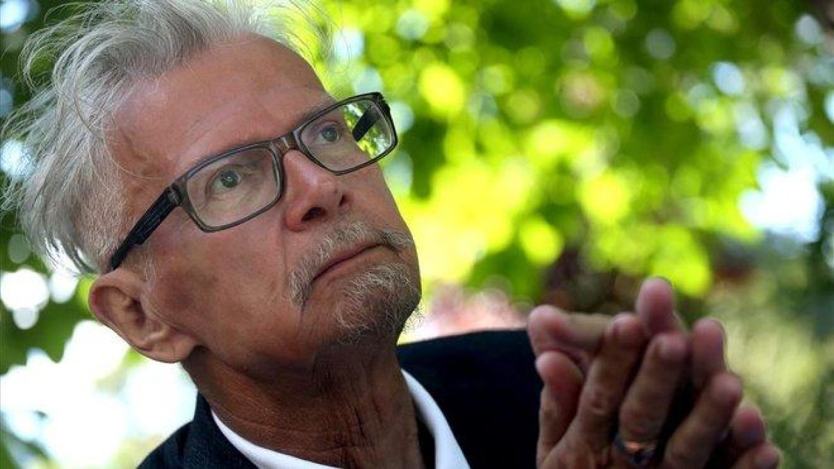 El escritor y político Eduard Limónov, en la Feria de Libro de Madrid, este viernes.-DAVID CASTRO
