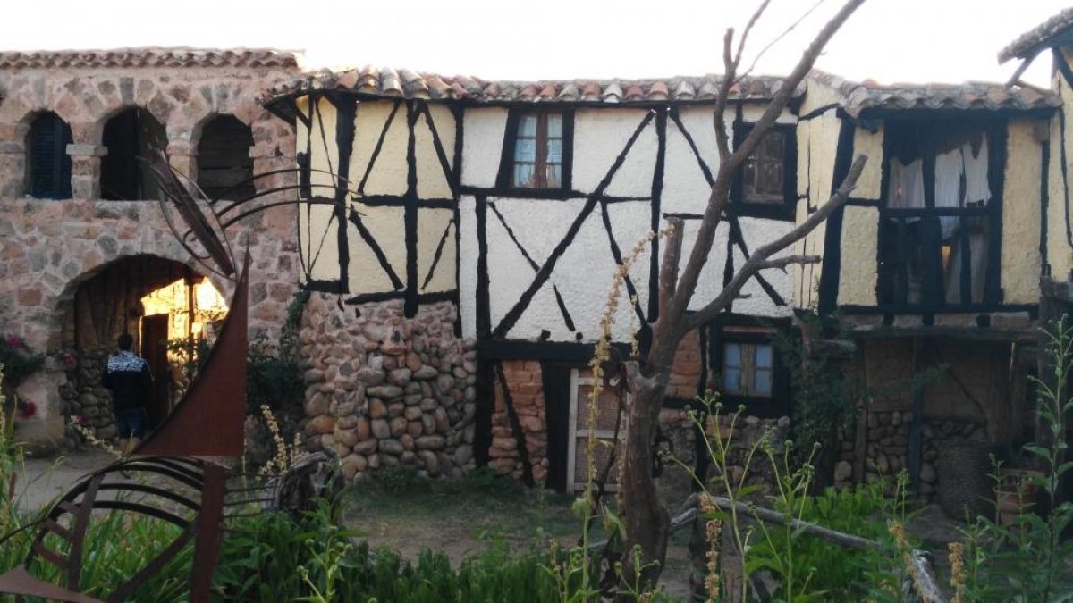 Las casas construidas por Yáñez (no son sólo fachadas) en el estilo castellano de la zona.-Y. P.