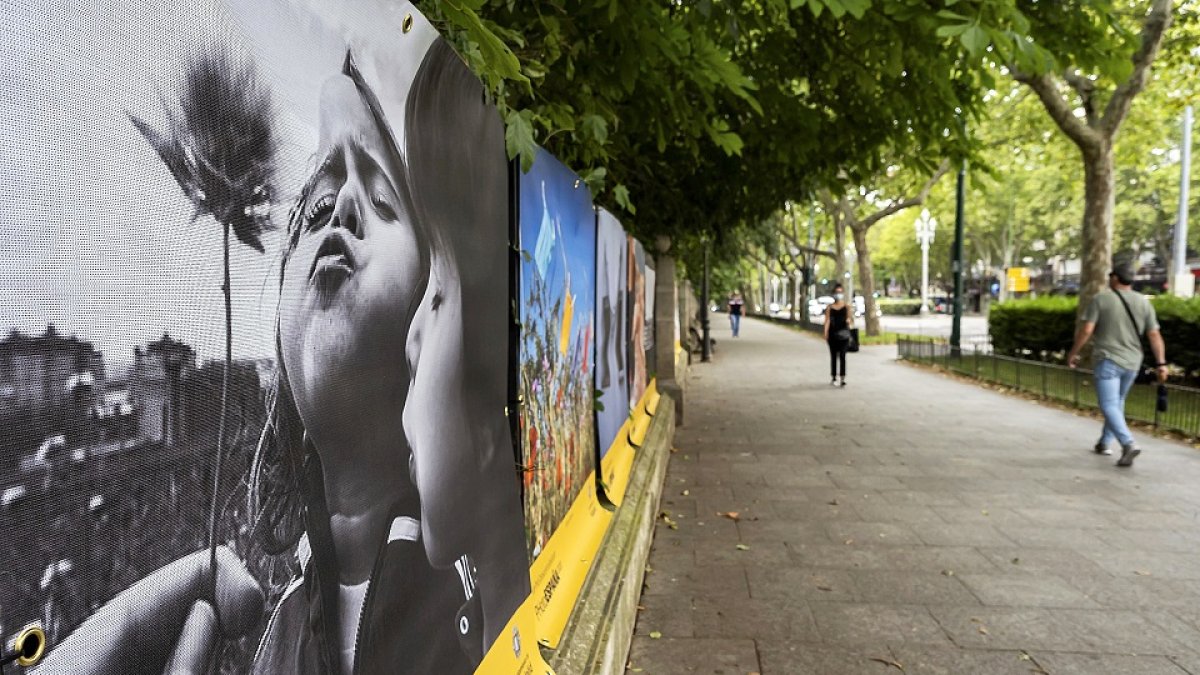Fotografías de la exposición PHEdesdemibalcón, inaugurada ayer en el Paseo Zorrilla, a la altura del Campo Grande. PABLO REQUEJO (PHOTOGENIC)
