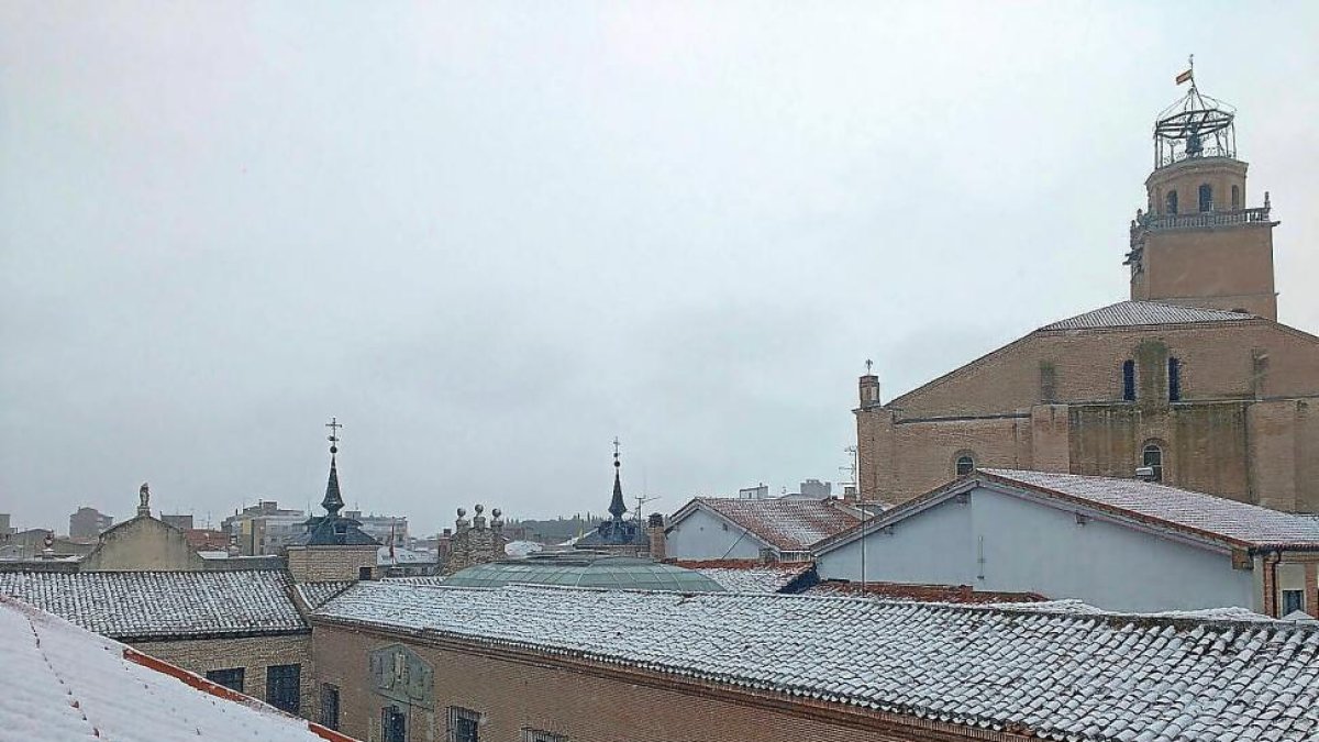 La nieve dejó una estampa blanca en los tejados de la localidad de Medina del Campo.-E.M.