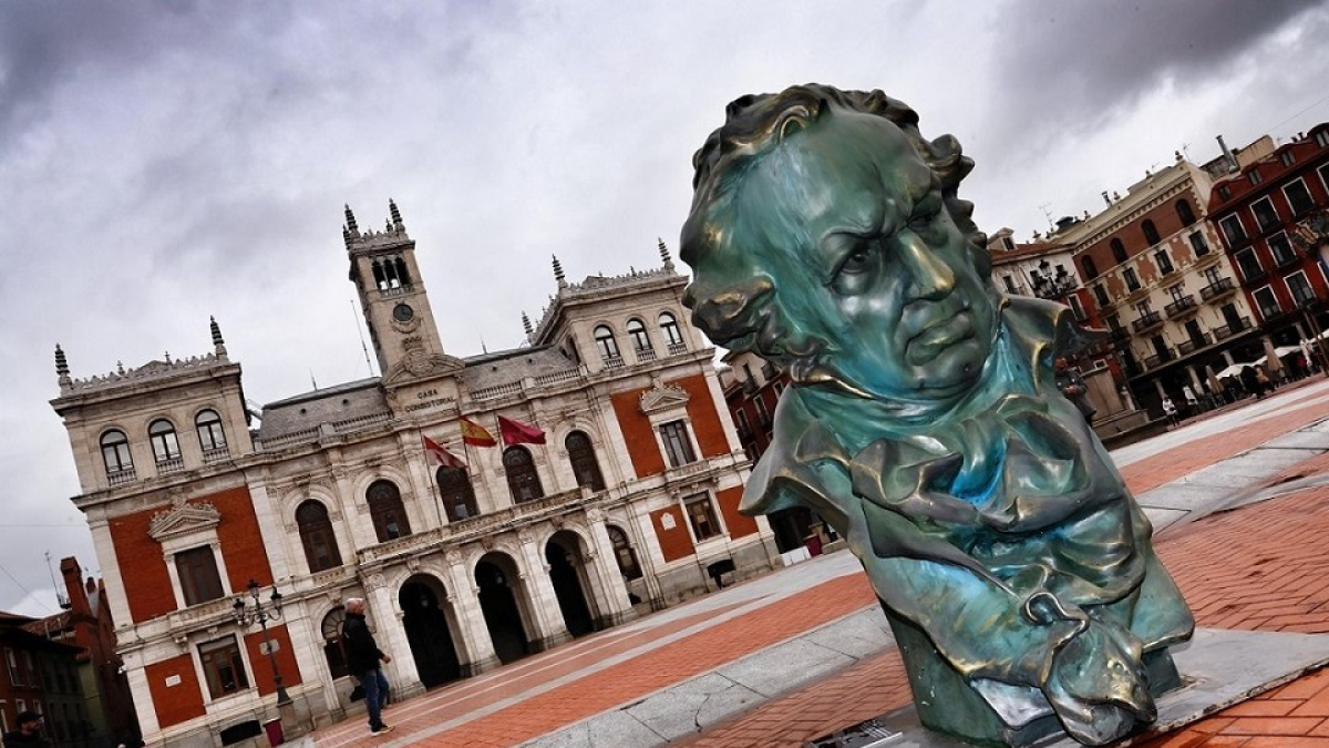 Estatuilla de Goya en la plaza Mayor de Valladolid.-E. M.