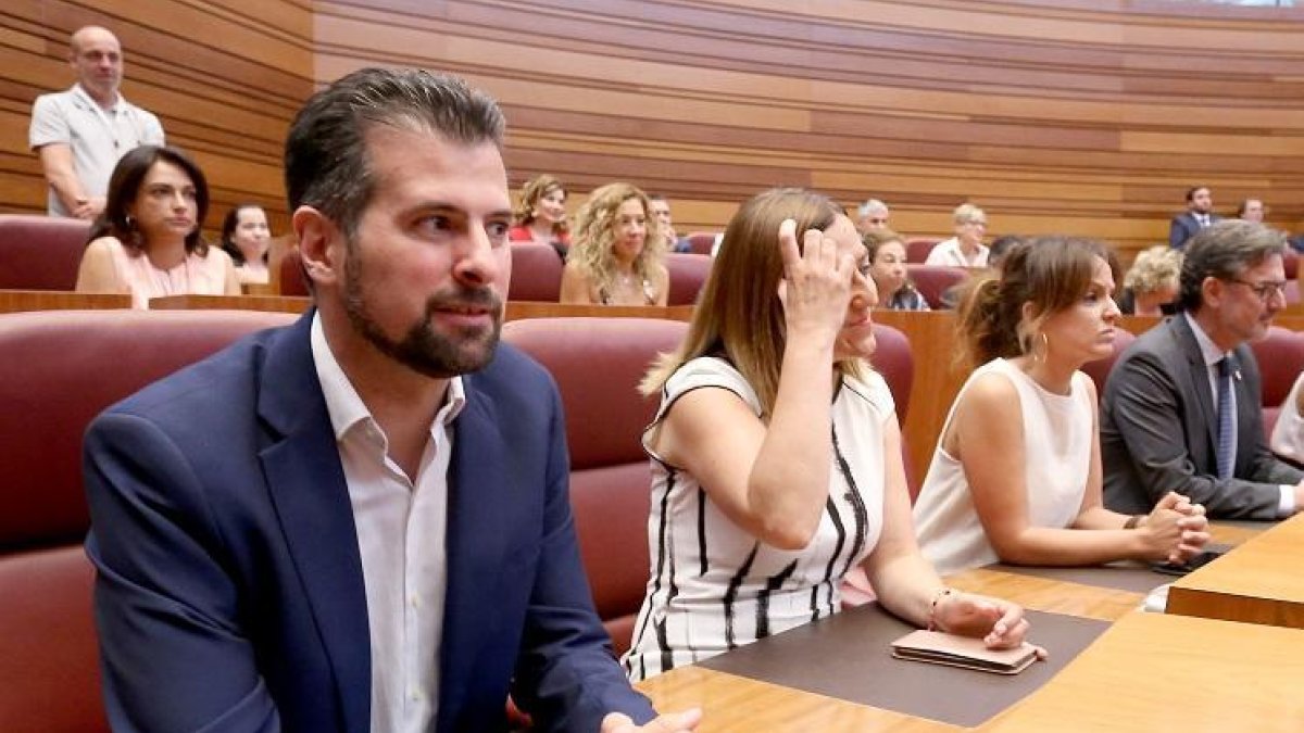 El portavoz del Grupo Socialista, Luis Tudanca durante el acto de toma de posesión del presidente electo de la Junta.-ICAL