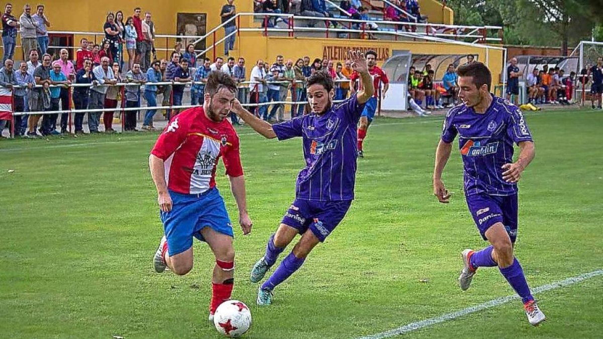 Oli se dispone a entrar en el área ante la presencia de dos rivales.-DIEGO RAYACES
