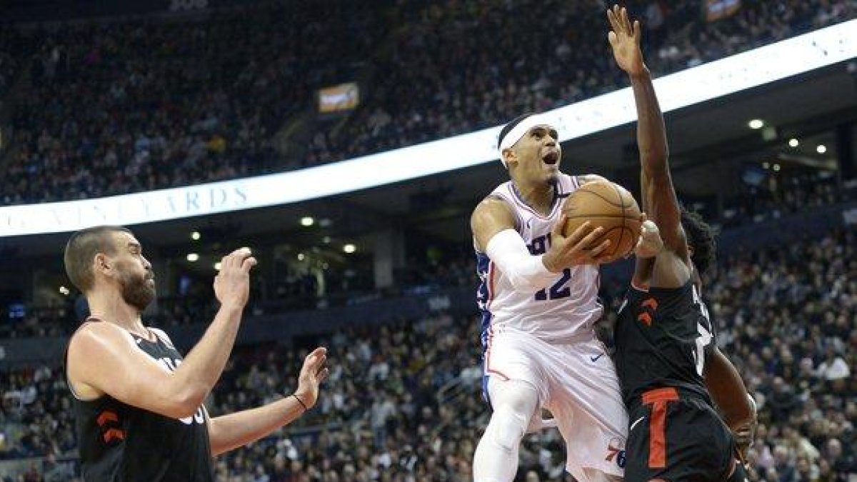 Marc Gasol, a la izquierda, observa la canasta de Tobias Harris.-NATHAN DENETTE / AP