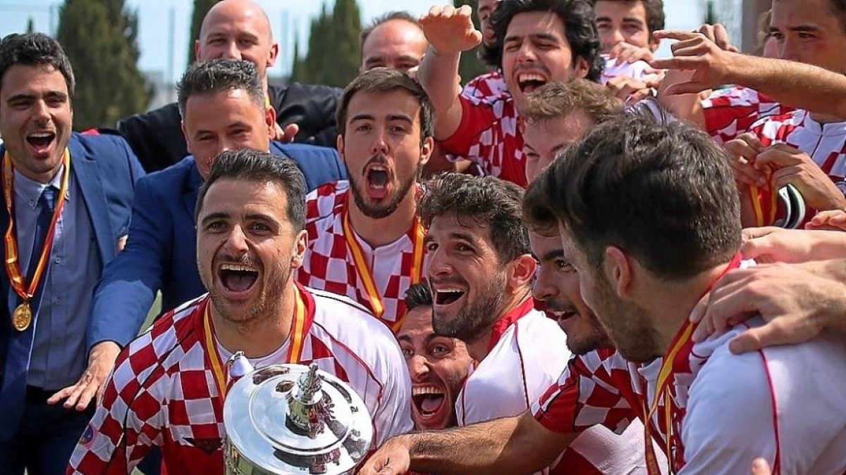 Los jugadores de la selección de Castilla y León levantan la copa de campeones.-E.M.