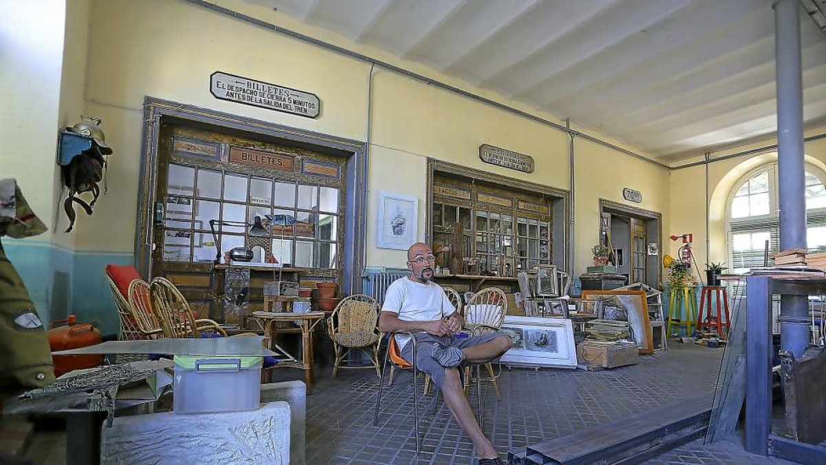 Félix Orcajo en la antigua estación de tren de Olmedo, convertida ahora en estudio.-ICAL