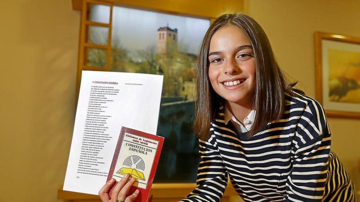 La ganadora del campeonato nacional junto con su poesía a la Constitución.-J.M LOSTAU