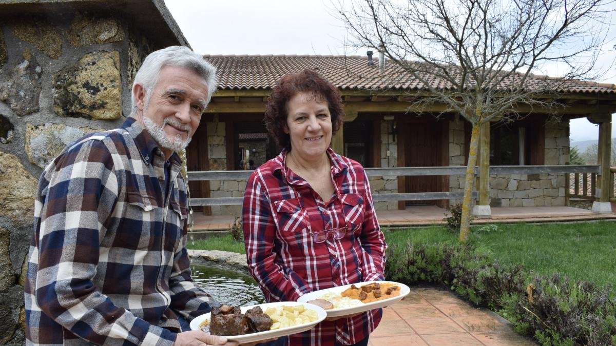 Loli Jiménez y Jesús García, con sus revolconas, en el patio del complejo rural San Antón, en Villanueva del Campillo.-ARGICOMUNICACIÓN