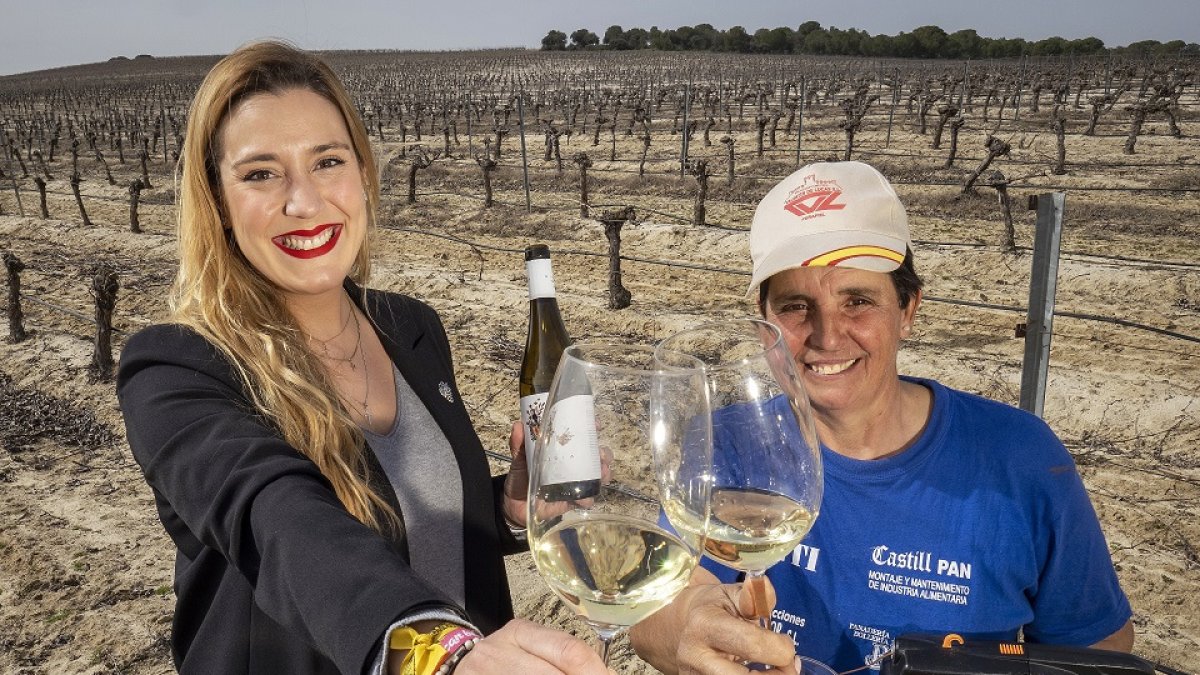 Ana del Fraile y y Rosa Padrones Nieto, directora de la bodega y viticultora. / MIGUEL ÁNGEL SANTOS