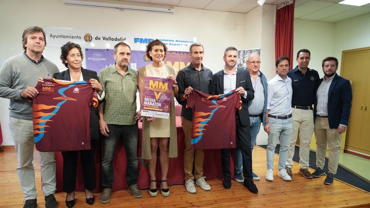 Organizadores y patrocinadores en la presentación de la Media Maratón Ciudad de Valladolid. / J. M. LOSTAU