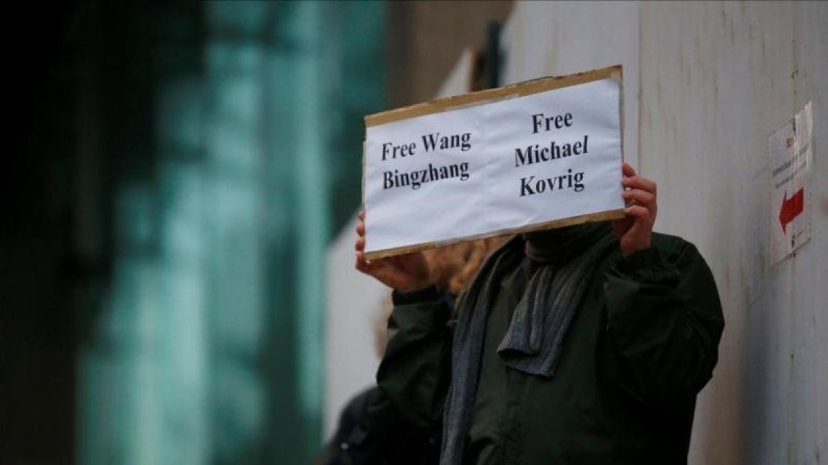 Un hombre pide en Vancouver la liberación de Michael Kovrig.-REUTERS/ LINDSEY WASSON