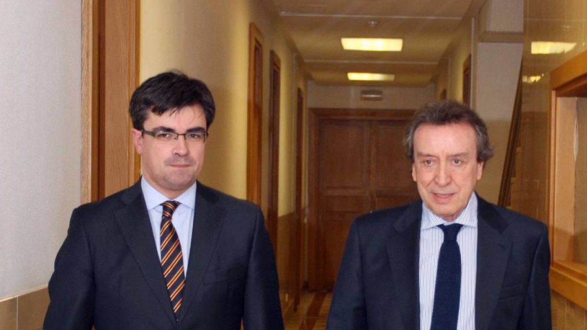 El consejero de la Presidencia y portavoz de la Junta, José Antonio de Santiago, y el director general de Relaciones con los Medios, Alejandro Salgado (I)-Ical