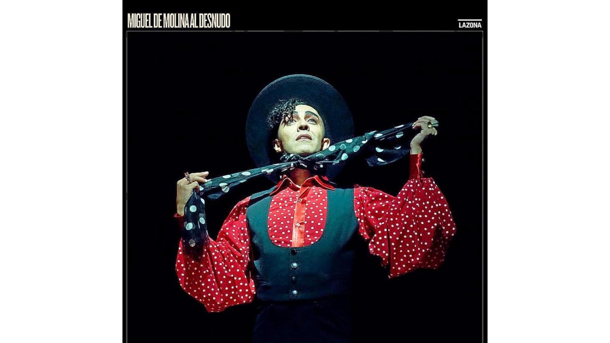 Ángel Ruiz caracterizado como Miguel de Molina en un momento del espectáculo que llega este sábado al teatro Zorrilla.-EL MUNDO