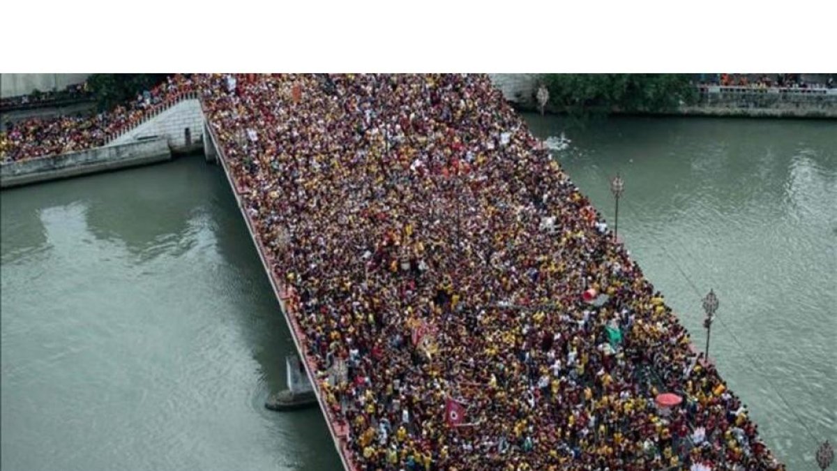 Procesión masiva del Cristo Negro en la capital de Filipinas, Manila.-AFP / NOEL CELIS