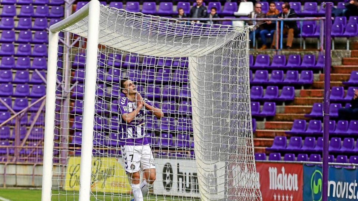 Villar se lamenta tras una ocasión fallada.-MIGUEL ÁNGEL SANTOS