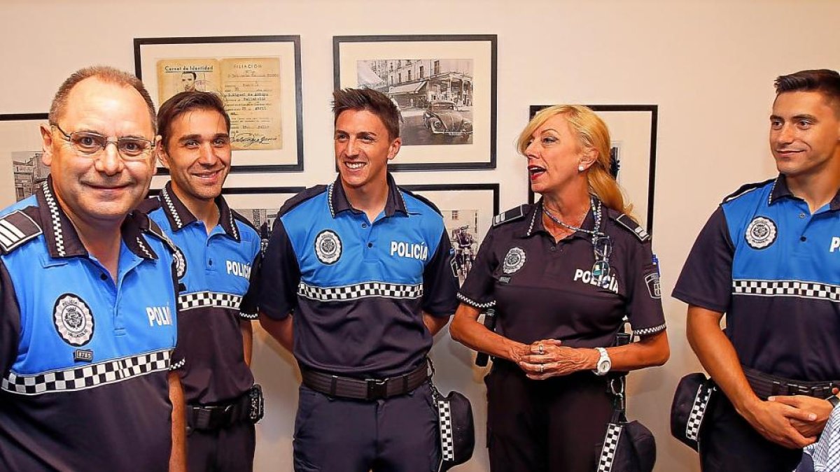 La jefa de la Policía Municipal, Julia González Calleja, junto a varios agentes en la casa Revilla con motivo de la exposición de los 120 años del cuerpo.-J. M. LOSTAU