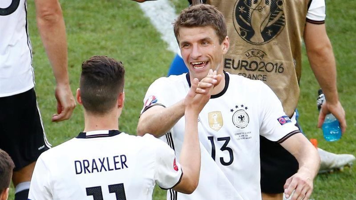 Los jugadores del combinado alemán celebran la victoria ante Eslovaquia.-EFE