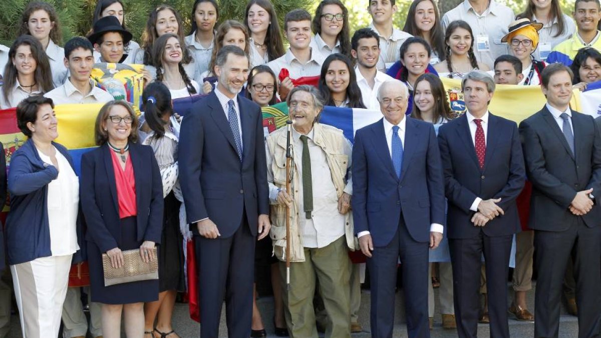 El rey Felipe VI recibe a los participantes en la trigésima edición de la Ruta BBVA, en la imagen junto al director de la ruta Quetzal, Miguel de la Quadra-Salcedo, el presidente del BBVA Francisco González y algunos de los participantes-ICAL