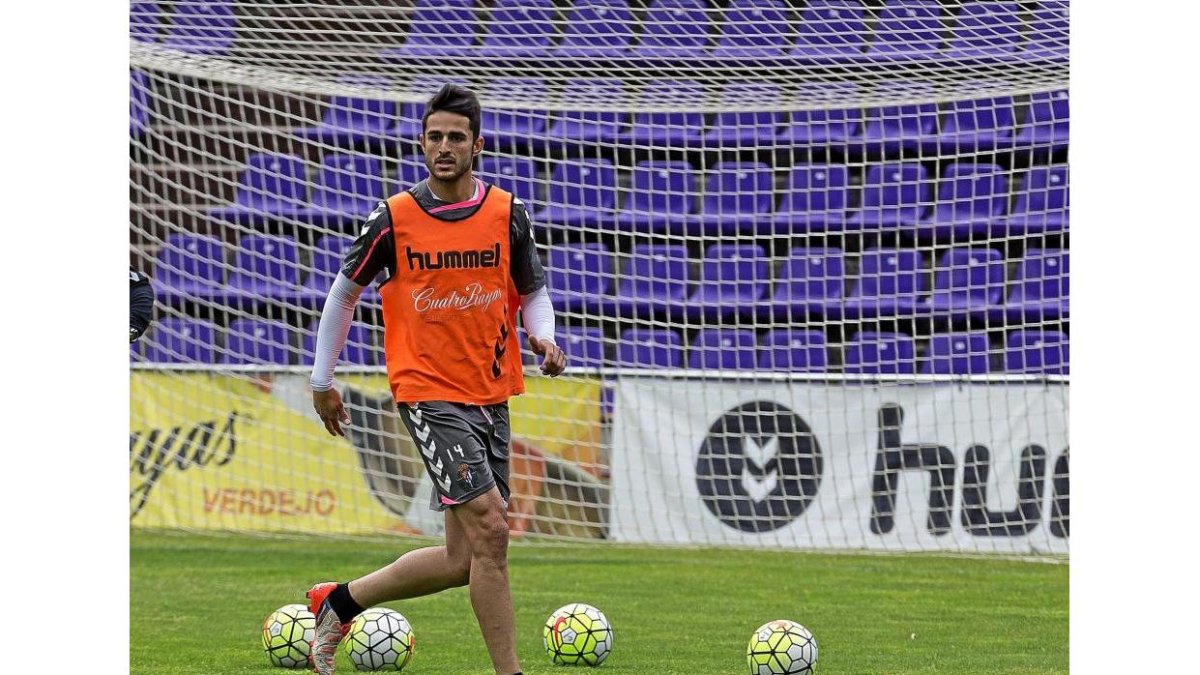 Juanpe, atento al juego durante el entrenamiento de ayer en el estadio Zorrilla.-MIGUEL ÁNGEL SANTOS