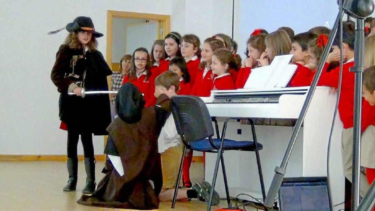 Los miembros de la escolanía Stella Maris, del colegio San Juan de la Cruz, representan episodios de Santa Teresa-El Mundo