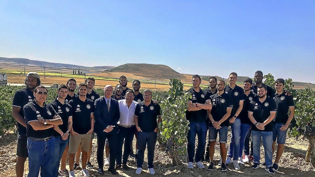 La plantilla del Carramimbre Ciudad de Valladolid posa junto a su presidente y Óscar Mendiluce a pie de viña en el Pago de Pingón en las bodegas Carramimbre.-G. VELASCO