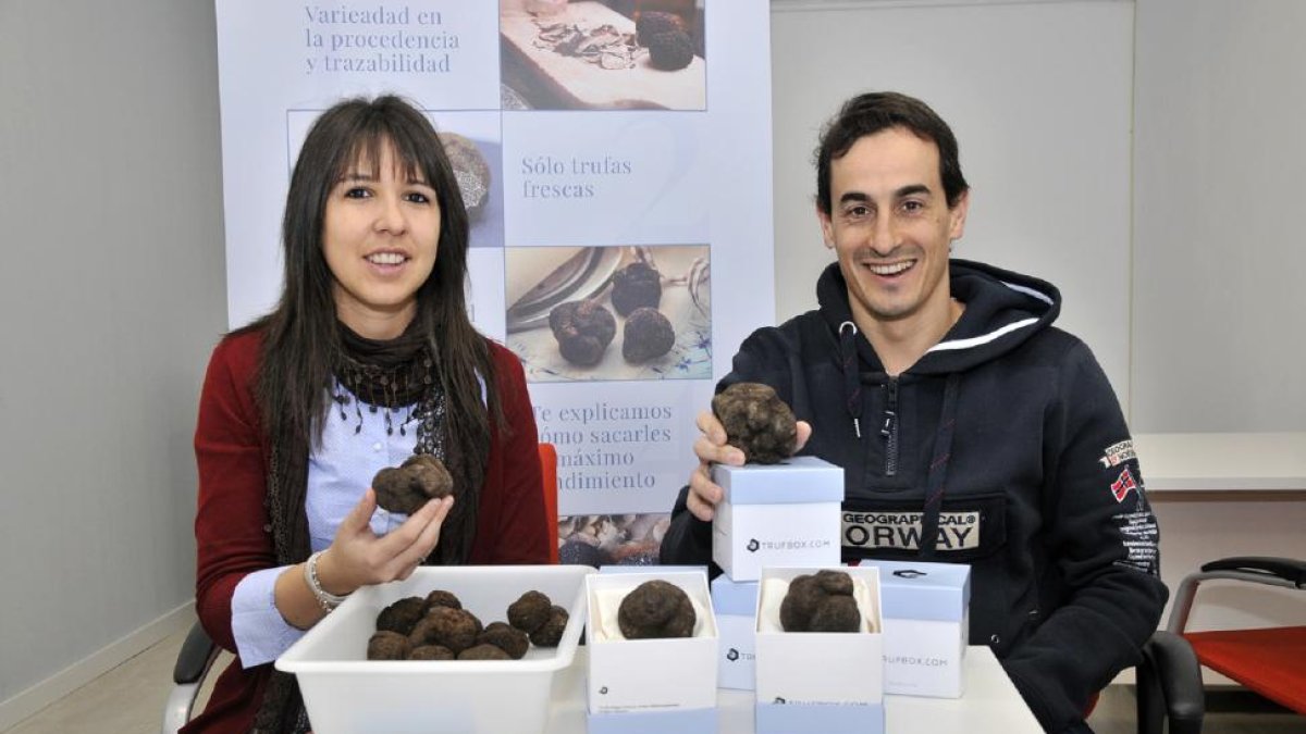 Verónica Zamora y David Francés posan con ejemplares de trufa negra en fresco lista para su envío.-V. GUISANDE