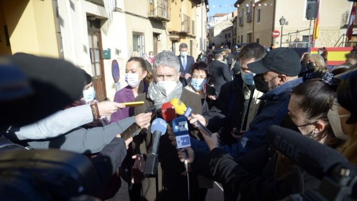 El ministro Marlaska atiende a los medios en Segovia. | ICAL