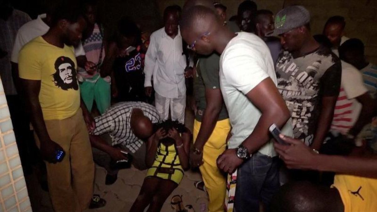 Una clienta herida, en el suelo, tras el ataque armado contra el restaurante Estambul, en Ouagadougou, la capital de Burkina Fase, en una imagen de vídeo, el 13 de agosto.-REUTERS TV