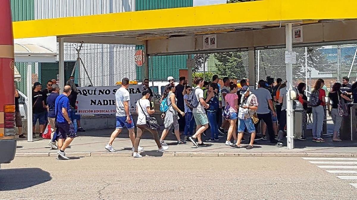 Entrada de los trabajadores en Palencia, mientras algunos miembros de CGT protestan, en una imagen de archivo.-E. M.