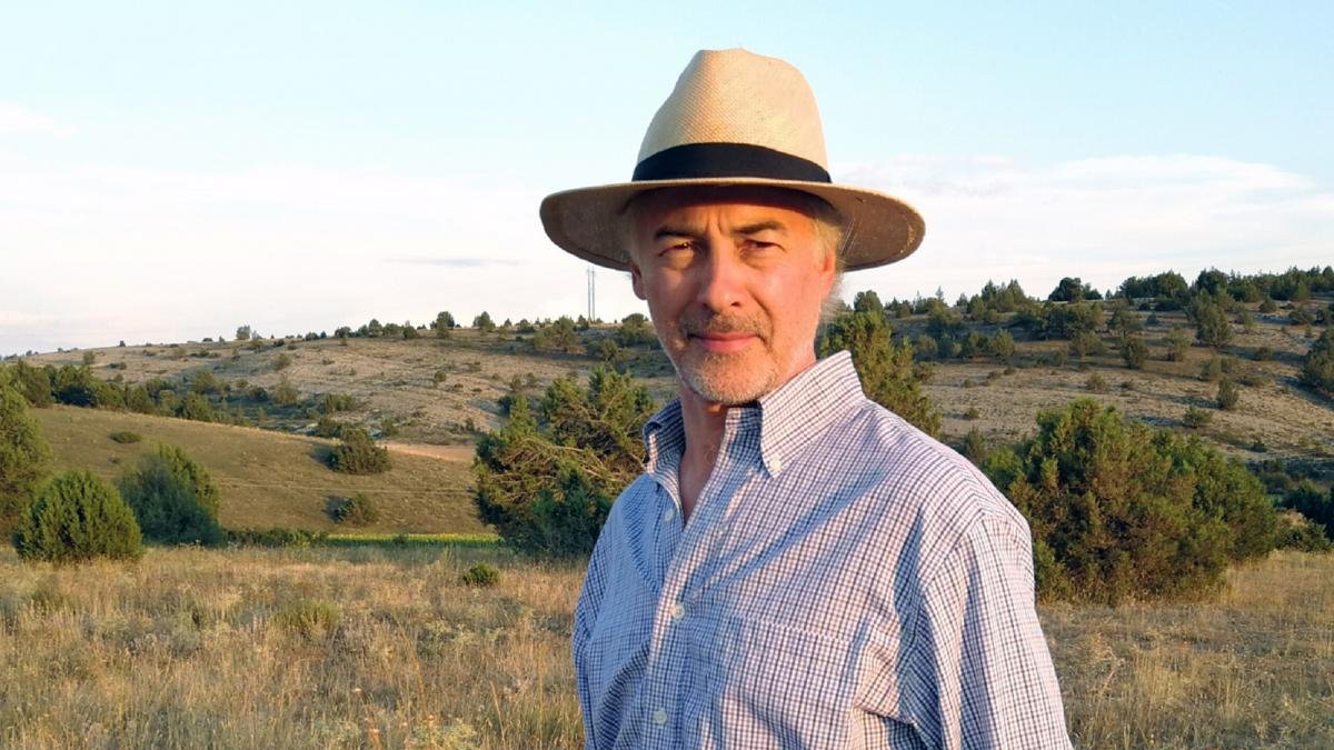 El multipremiado periodista Juan Carlos Iragorri posa en La Cuenca.-VALENTÍN GUISANDE