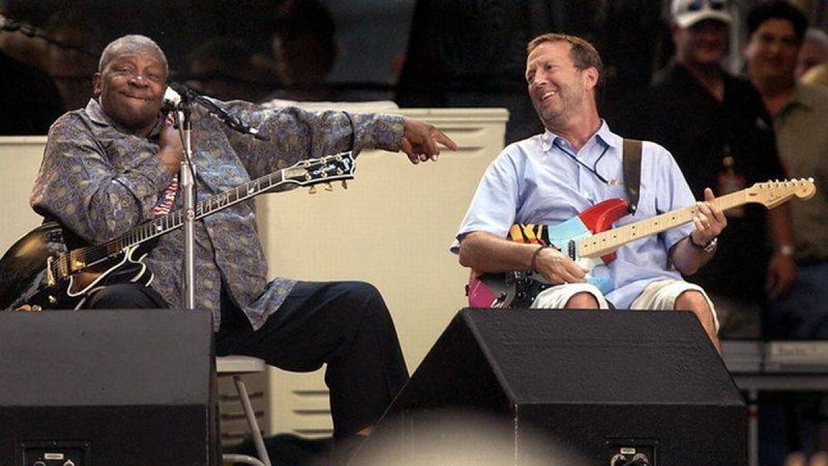 B.B. King bromea con Eric Clapton durante una jam sesión, en junio del 2004 en Dallas.-Foto: AP