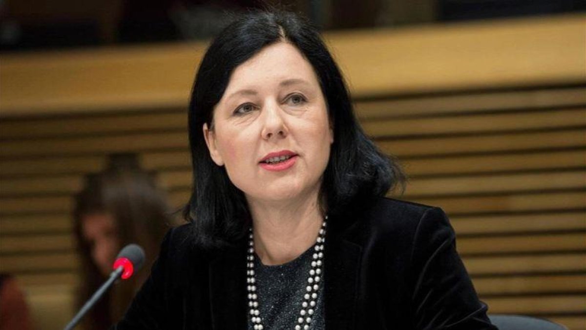 La comisaria europea Vera Jourova, en una reciente comparecencia.-EL PERIÓDICO