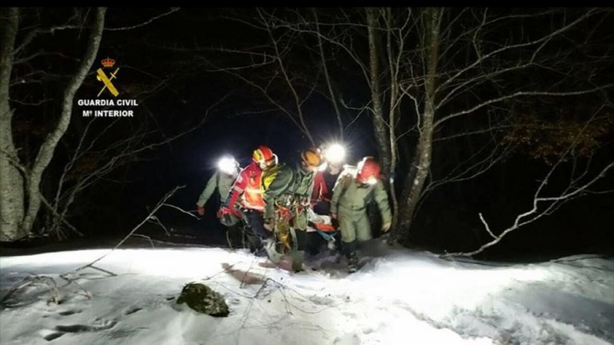 Rescate de la montañera herida en la Cueva de Valporquero.-EUROPA PRESS