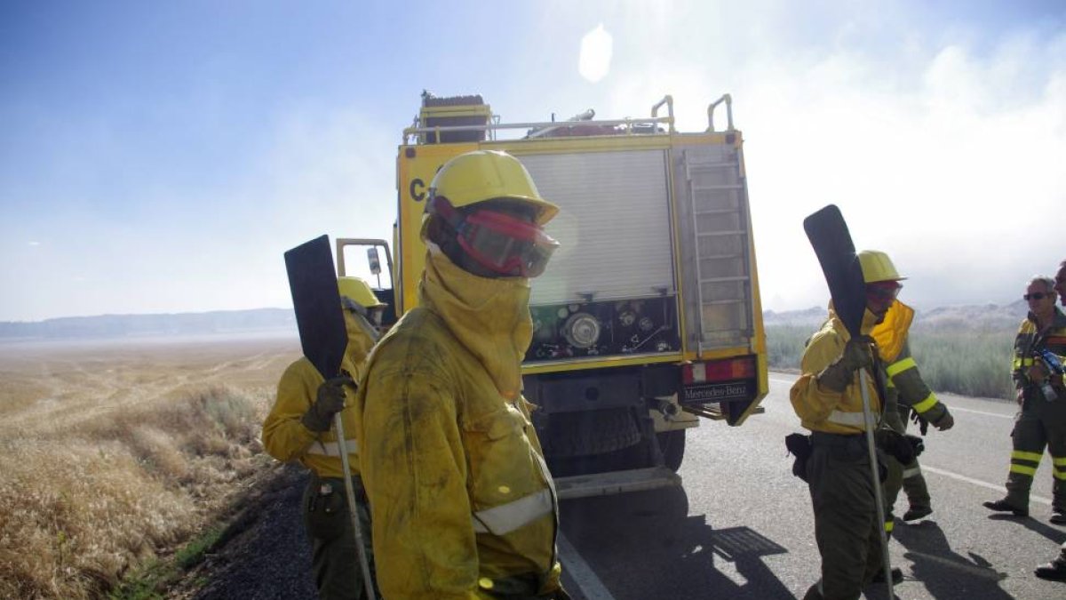 Un grupo de bomberos intenta sofocar el fuego declarado en Barcebalejo(Soria)-Ical