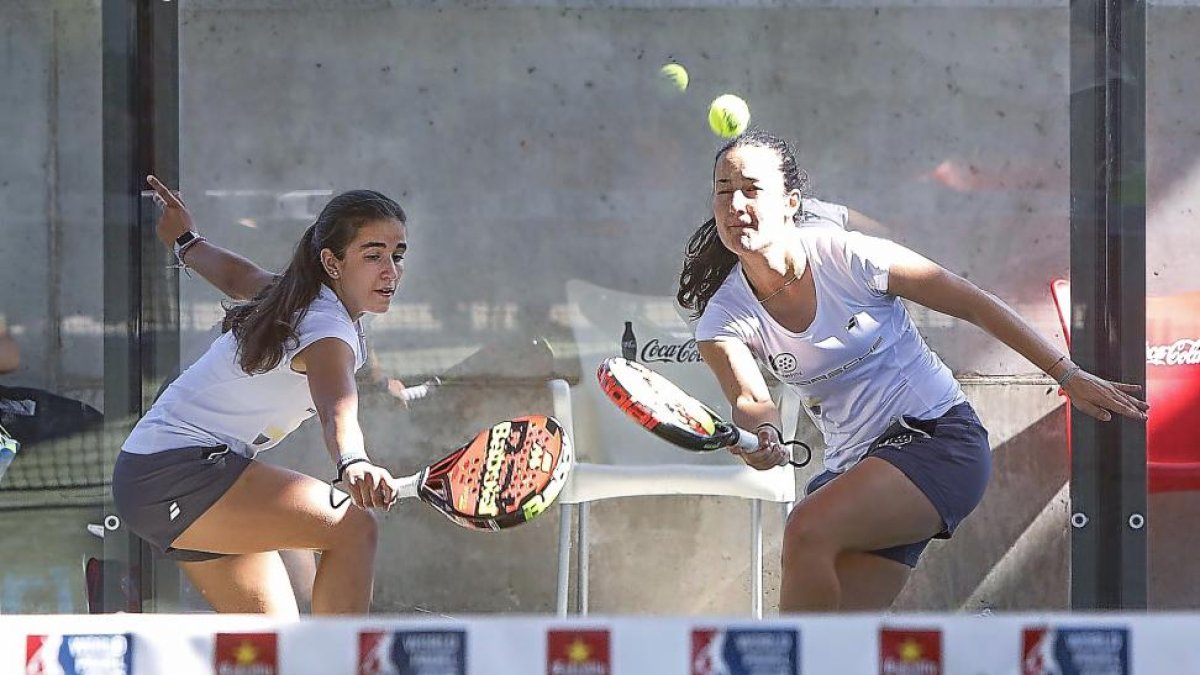 Beatriz Caldera (izquierda) y Alicia Blanco durante el partido disputado ayer en La Raqueta.-J.M. LOSTAU
