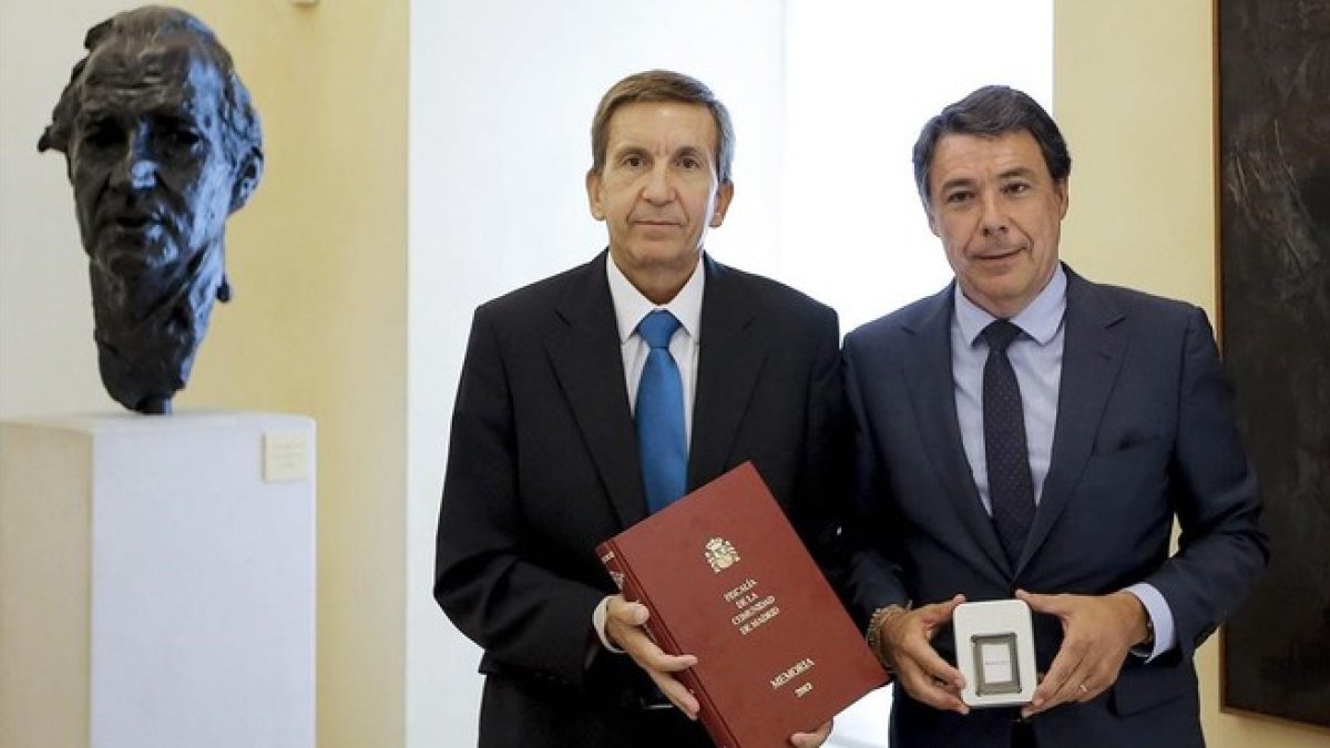 Ignacio González y Manuel Moix en septiembre del 2014, cuando eran presidente de la Comunidad de Madrid y fiscal jefe de Madrid, respectivamente.-CARLOS IGLESIAS (EFE)