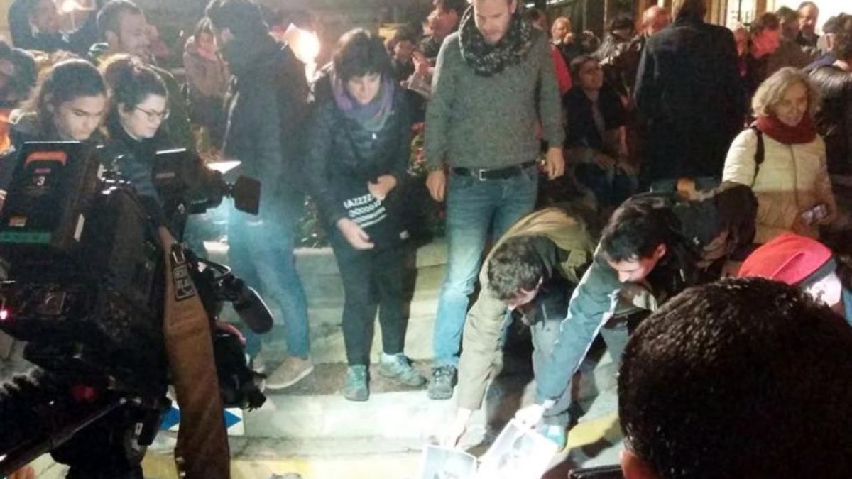 Queman fotos del Rey en Banyoles para celebrar la sentencia de Estrasburgo.-/ MOISÈS CAMÓS/ACN