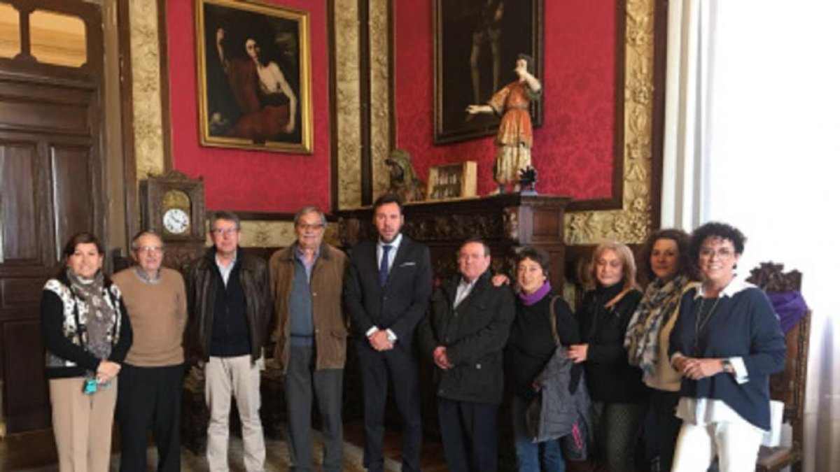 Reunión de plataforma social de Valladolid y el ayuntamiento.-Imagen seleccionada de plataformasocialvalladolid.wordpress.com