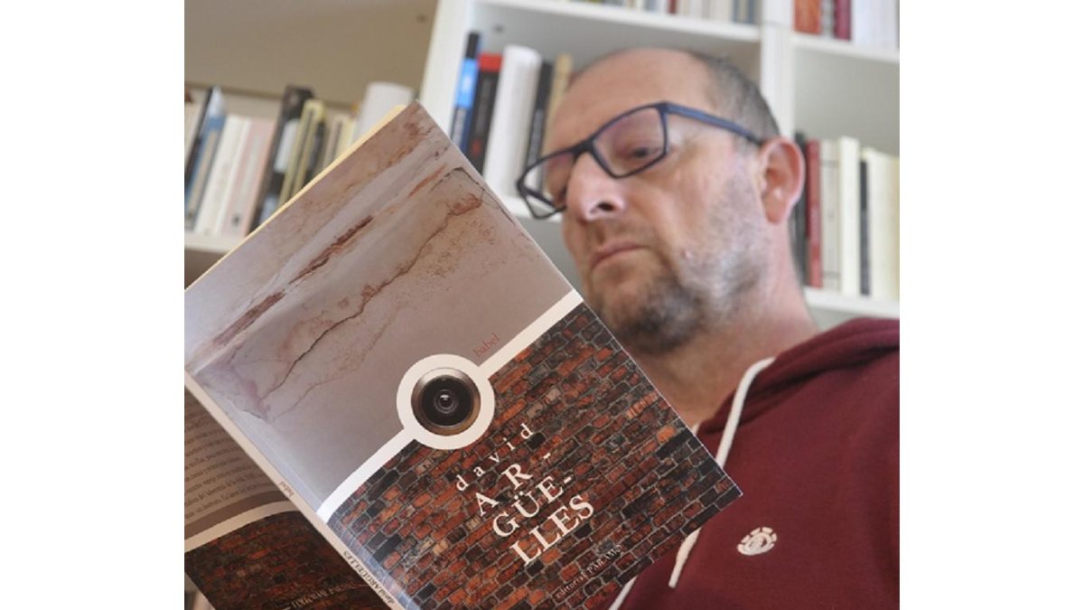David Argüelles posa con su poemario. | E. M