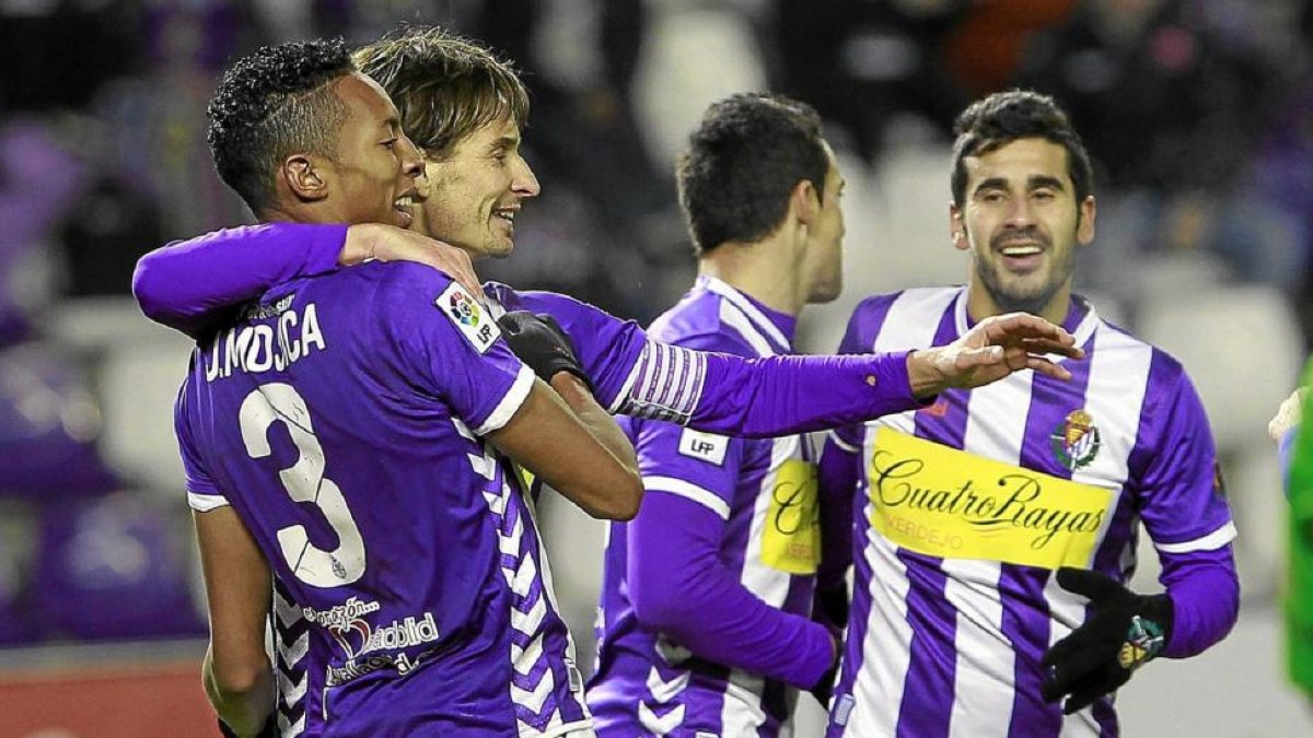 Mojica y Álvaro Rubio celebran el triunfo contra el Alavés del pasado 11 de enero de 2015.-J.M. LOSTAU