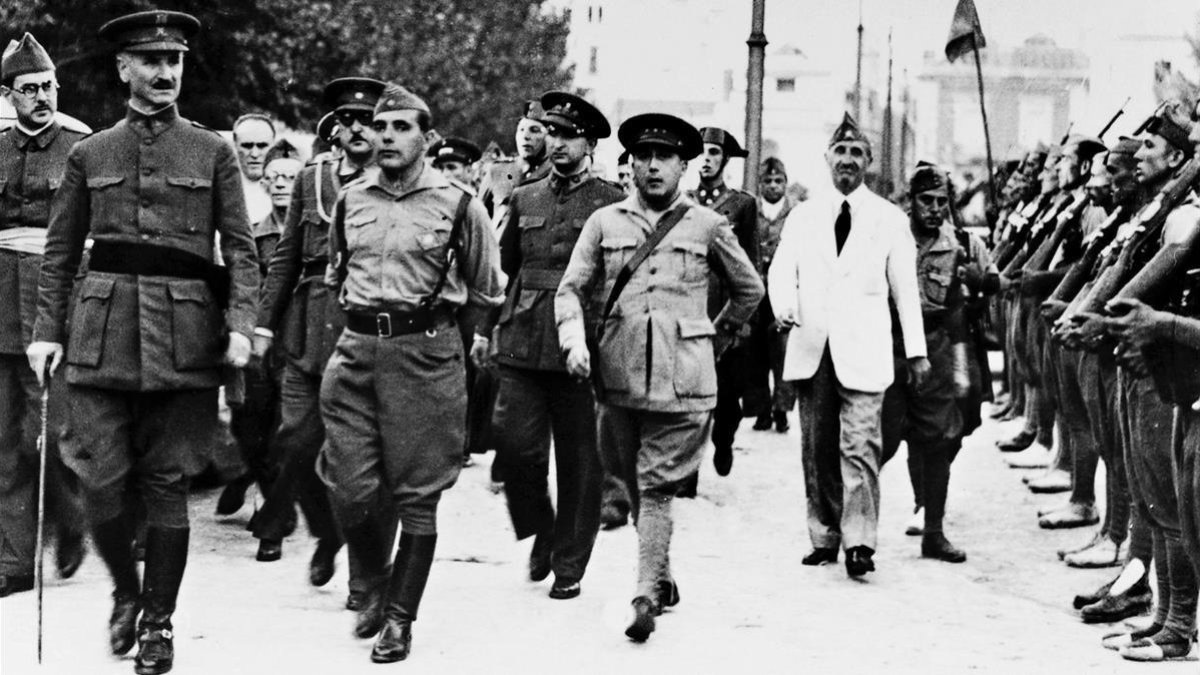 Queipo de Llano, pasando revista a las tropas franquistas, en Sevilla, en julio de 1936.-EFE