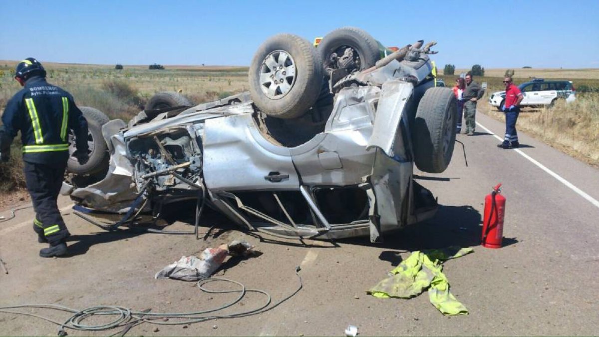 Dos heridos, uno de ellos grave, en un accidente de tráfico de un todoterrerno en la CL-613 término de Cisneros.-ICAL
