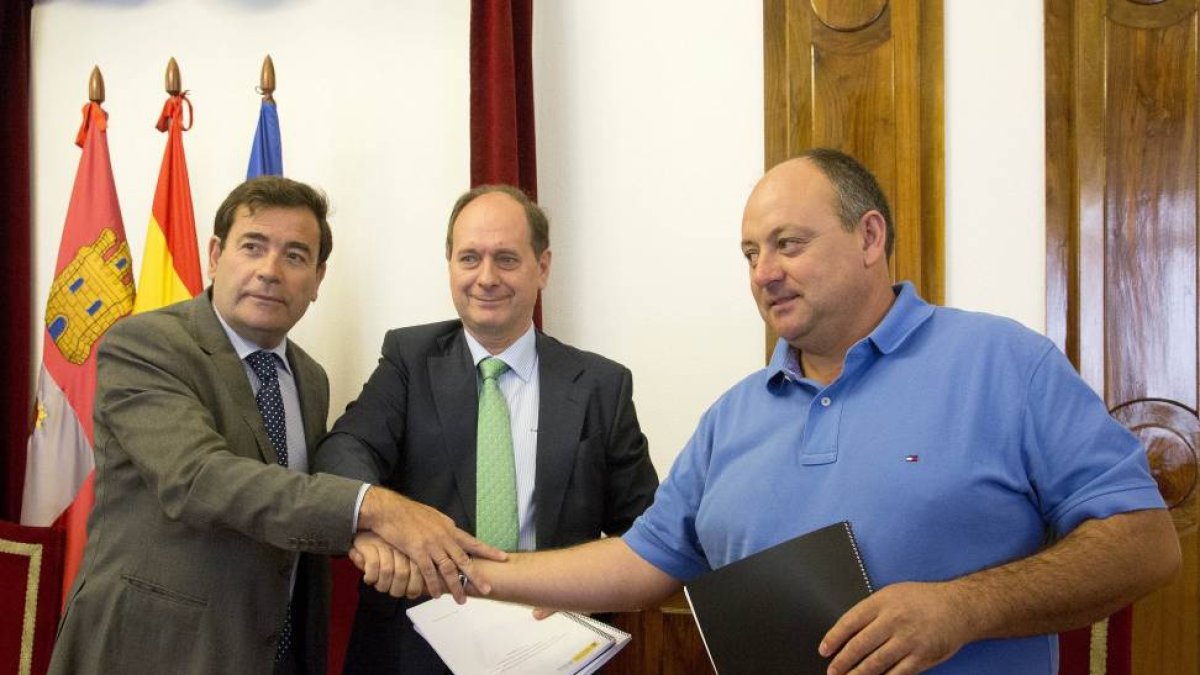 El secretario general de Agricultura y Alimentación, Carlos Cabanas, preside la firma de un convenio para la modernización y consolidación de los regadíos de la Comunidad de Regantes del Canal de Zorita en Salamanca. En la imagen, Carlos Cabanas (I), Fran-Ical