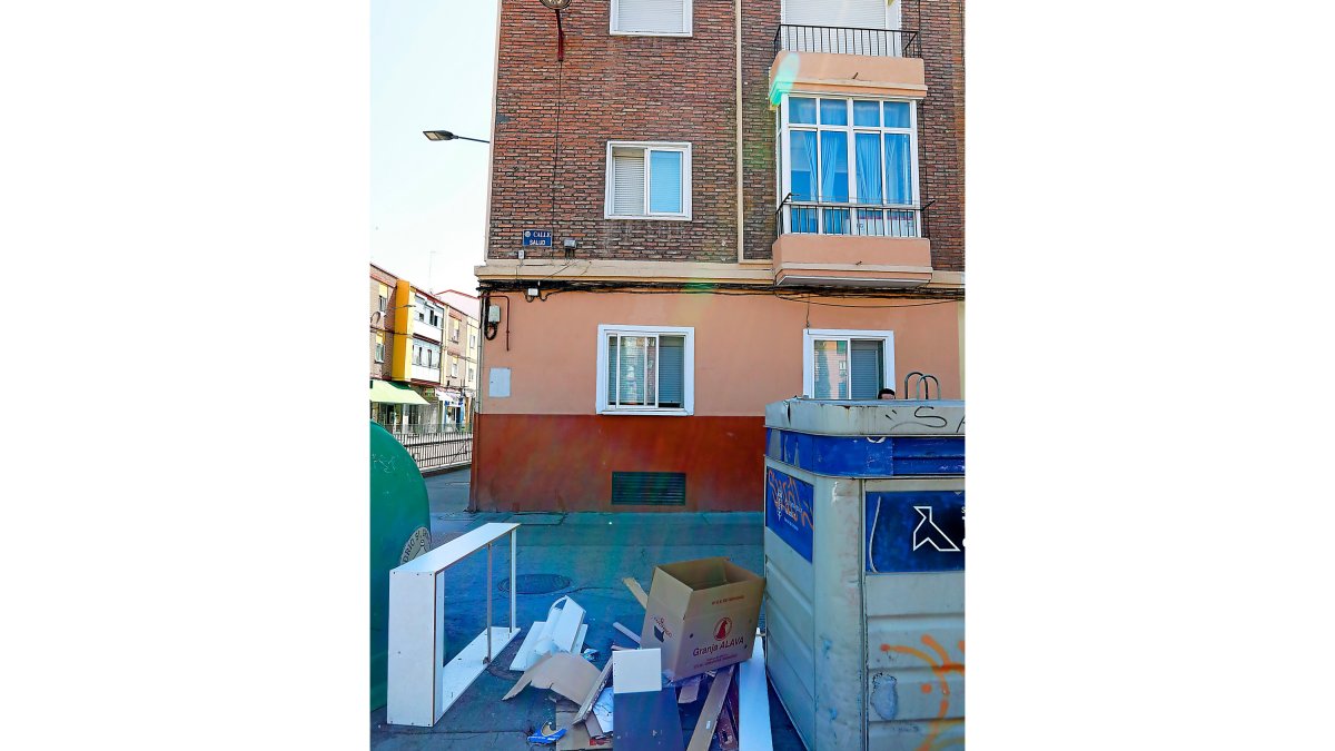 Muebles y residuos varios depositados junto a los contenedores. E.M.