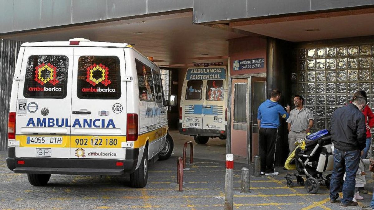 Imagen de archivo de una ambulancia de la ciudad vallisoletana-EL MUNDO
