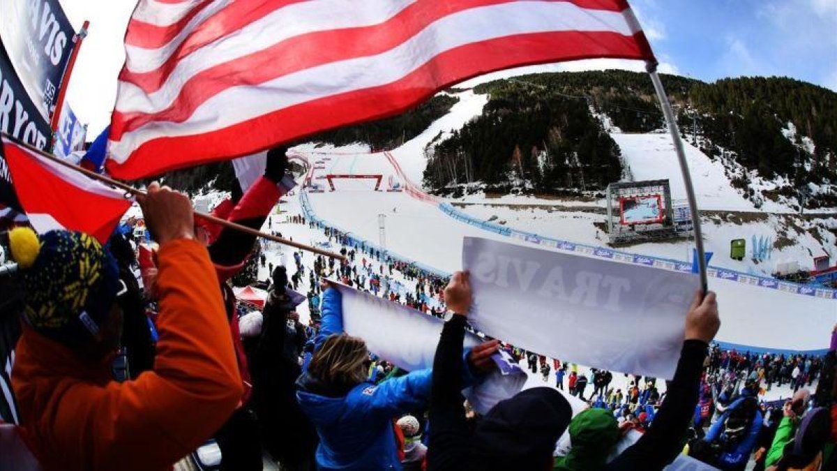 Seguidores de Estados Unidos animan a un esquiador desde la grada de El Tarter.-JOAN CORTADELLAS