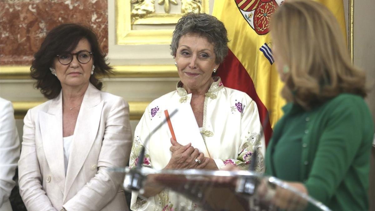 Rosa María Mateo (en el centro), el pasado 30 de julio, cuando asumió el cargo de administradora única provisional de RTVE.-DAVID CASTRO