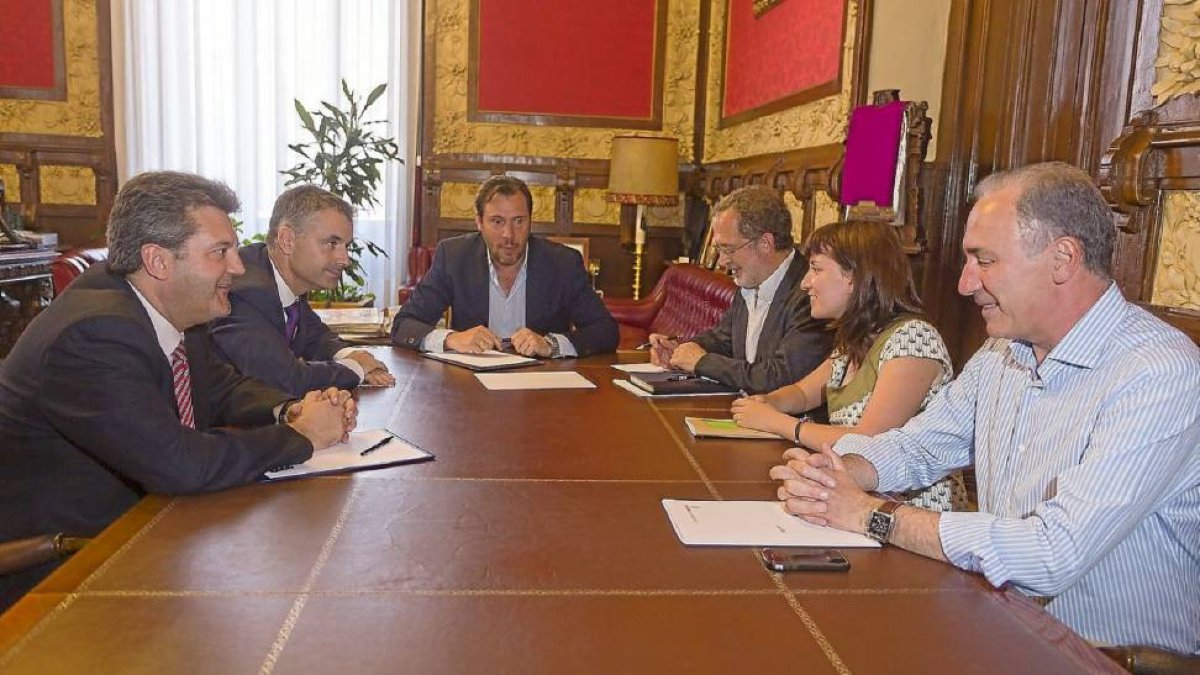 Olmedo, García, Puente, Saravia, Sánchez y Gato en la reunión celebrada este jueves en la Alcaldía.-Pablo Requejo