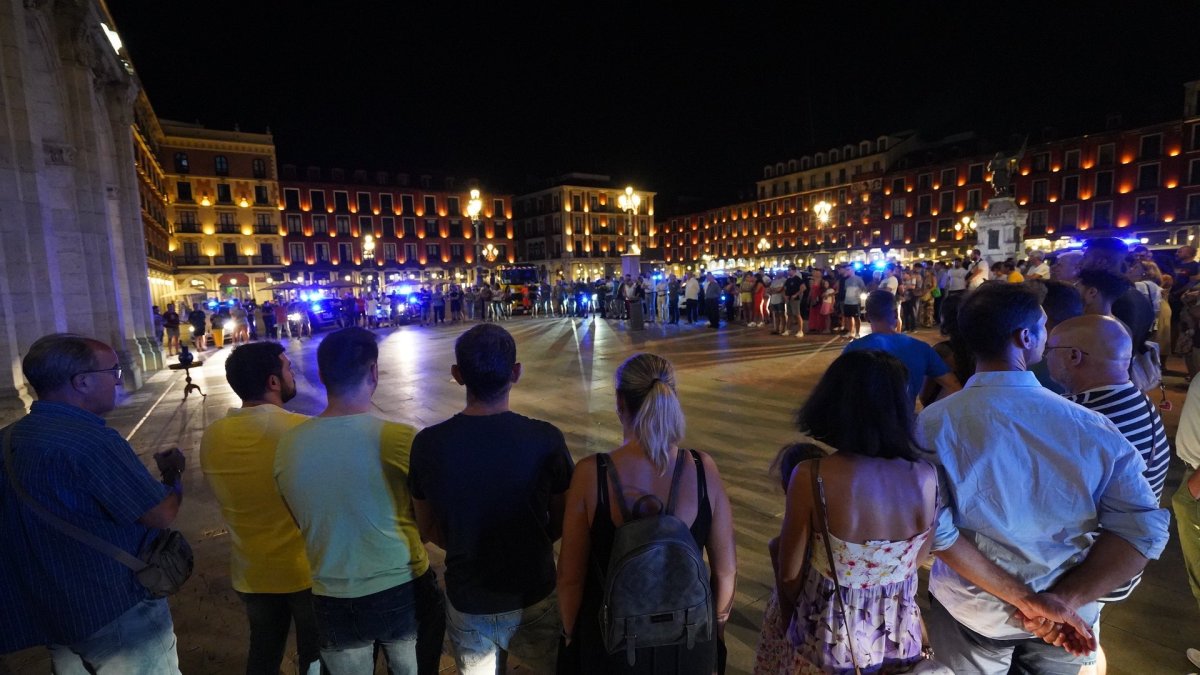 Homenaje al policía fallecido en la Plaza Mayor un año después de su muerte. E.M.