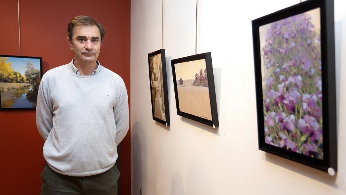 El artista posa junto a varias de sus obras en la Galería Rafael. | J. M. LOSTAU